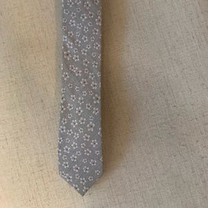 Grey floral skinny tie